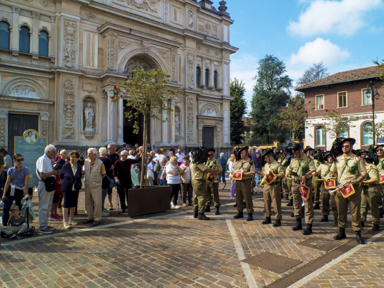 La città si riempie di piume per il raduno dei Bersaglieri: presente anche La Russa