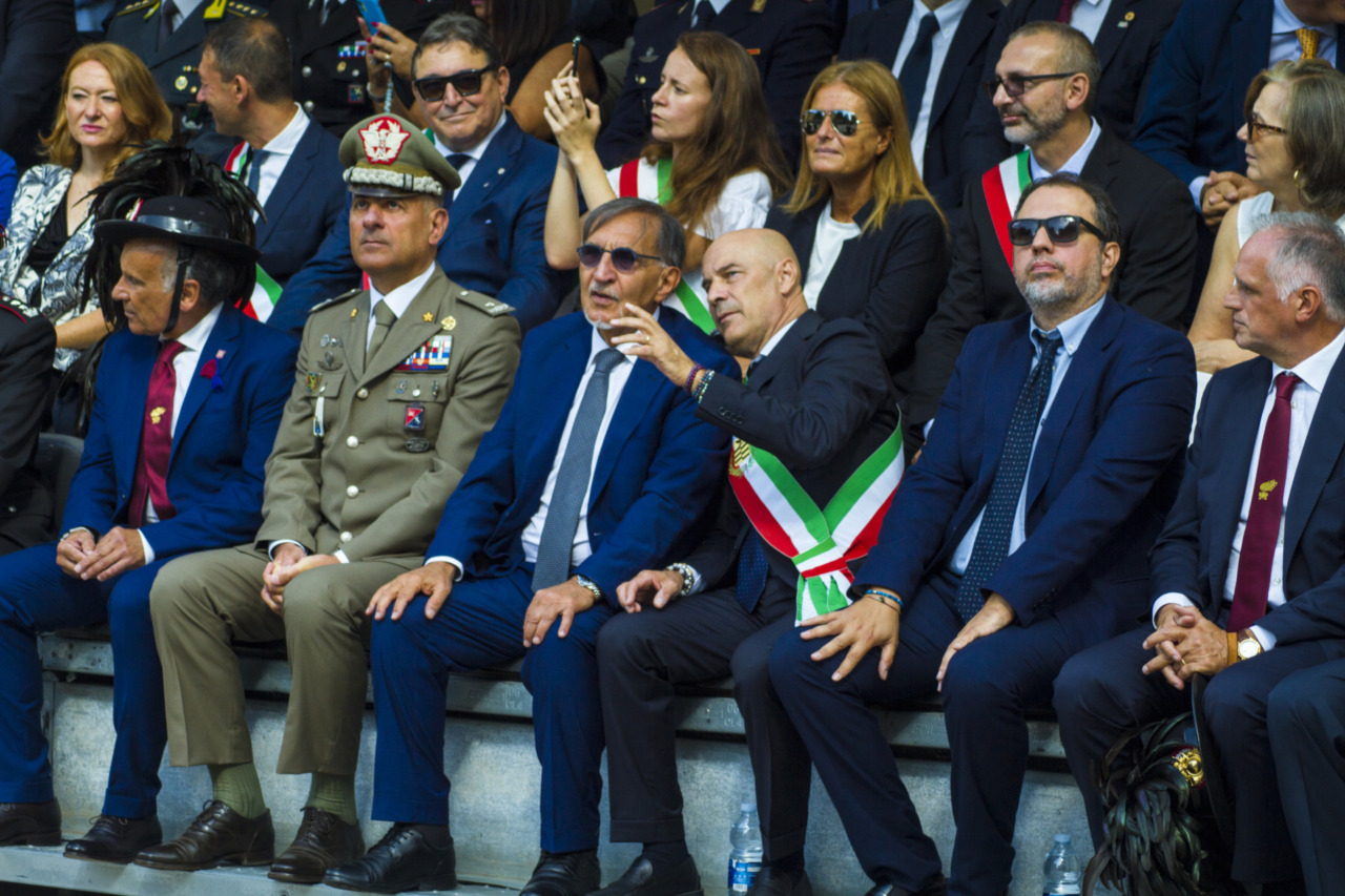 La città si riempie di piume per il raduno dei Bersaglieri: presente anche La Russa