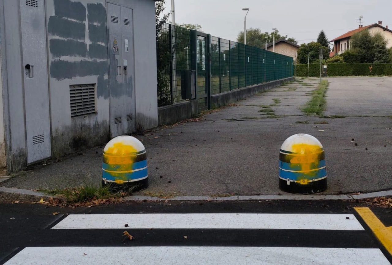Vandalizzati i “vigilini” davanti a scuola