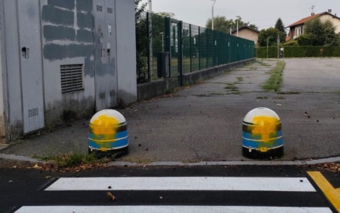 Vandalizzati i “vigilini” davanti a scuola