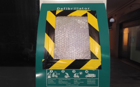 Vandalizzato il defibrillatore, i volontari lo rimettono in funzione