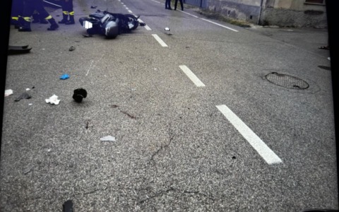 A 14 anni prende il Suv della mamma e investe un motociclista