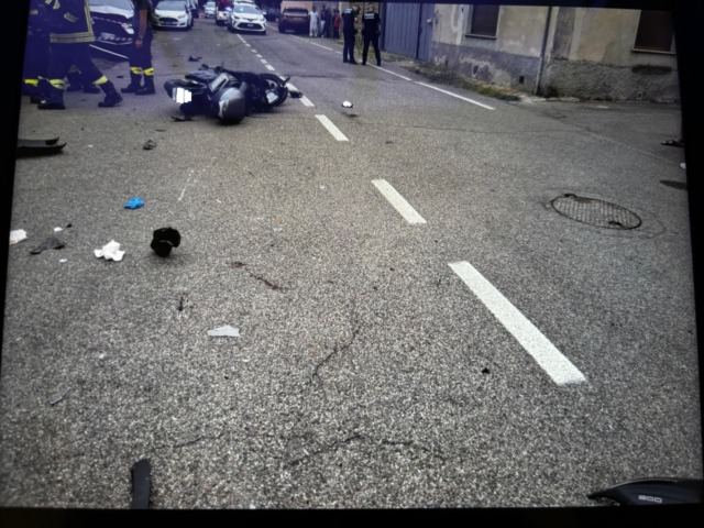 A 14 anni prende il Suv della mamma e investe un motociclista
