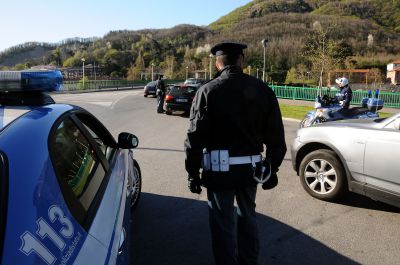Picchia un uomo nel centro di Pero, gli ruba l’auto e scappa e poi…investe un poliziotto