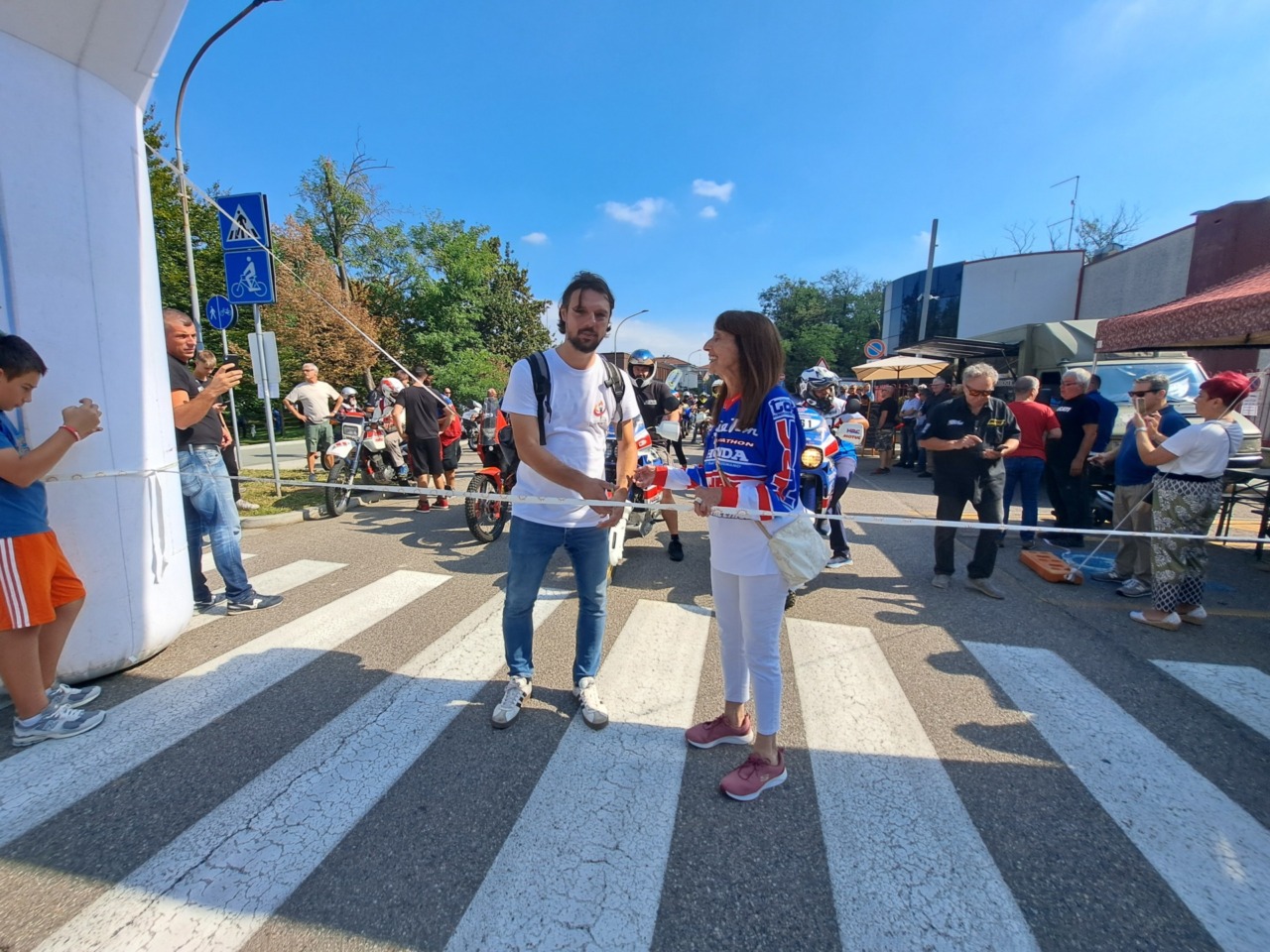 Tanti per ammirare auto e moto della Parigi-Dakar