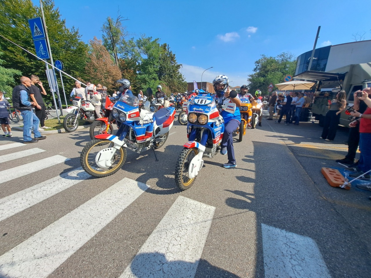 Tanti per ammirare auto e moto della Parigi-Dakar