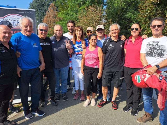 Tanti per ammirare auto e moto della Parigi-Dakar