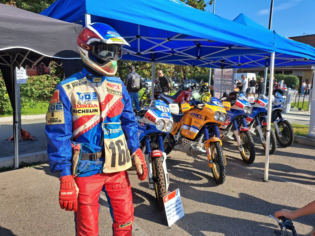 Tanti per ammirare auto e moto della Parigi-Dakar