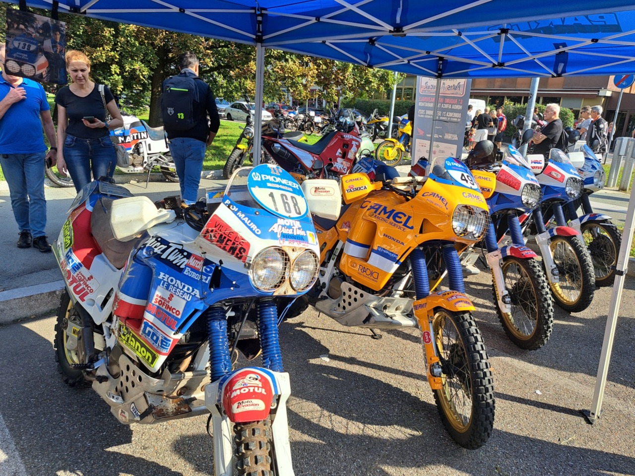 Tanti per ammirare auto e moto della Parigi-Dakar