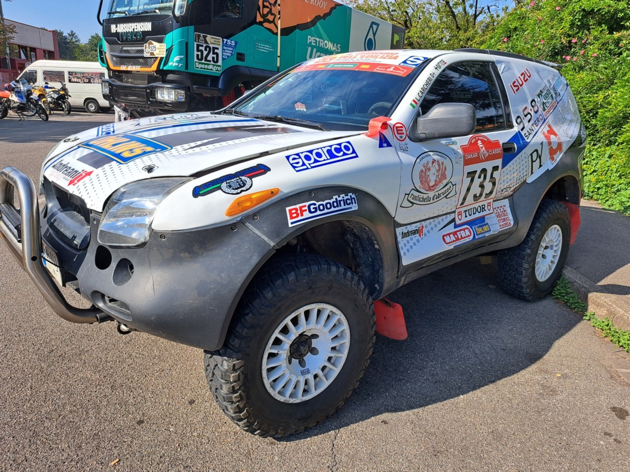 Tanti per ammirare auto e moto della Parigi-Dakar