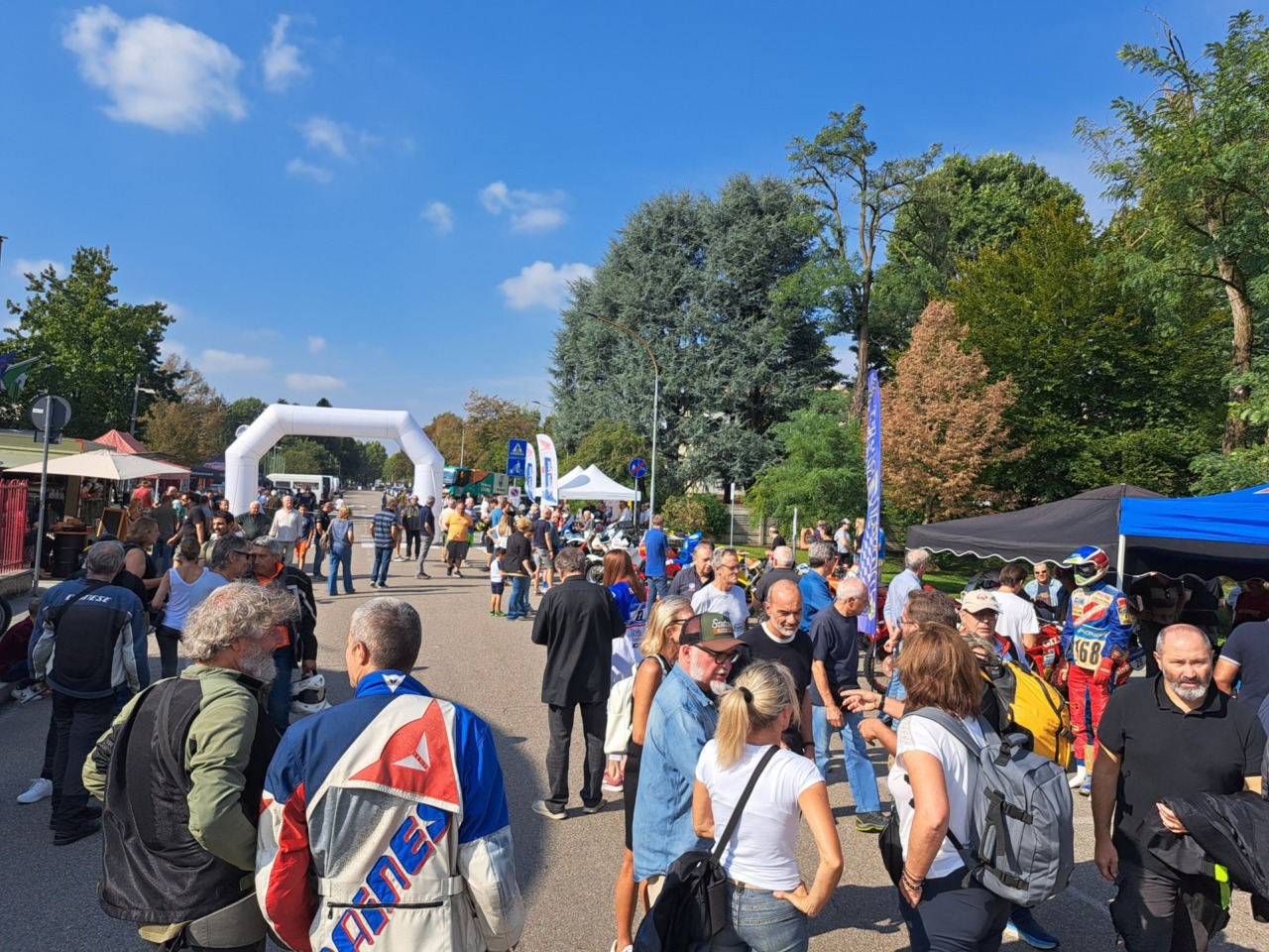 Tanti per ammirare auto e moto della Parigi-Dakar