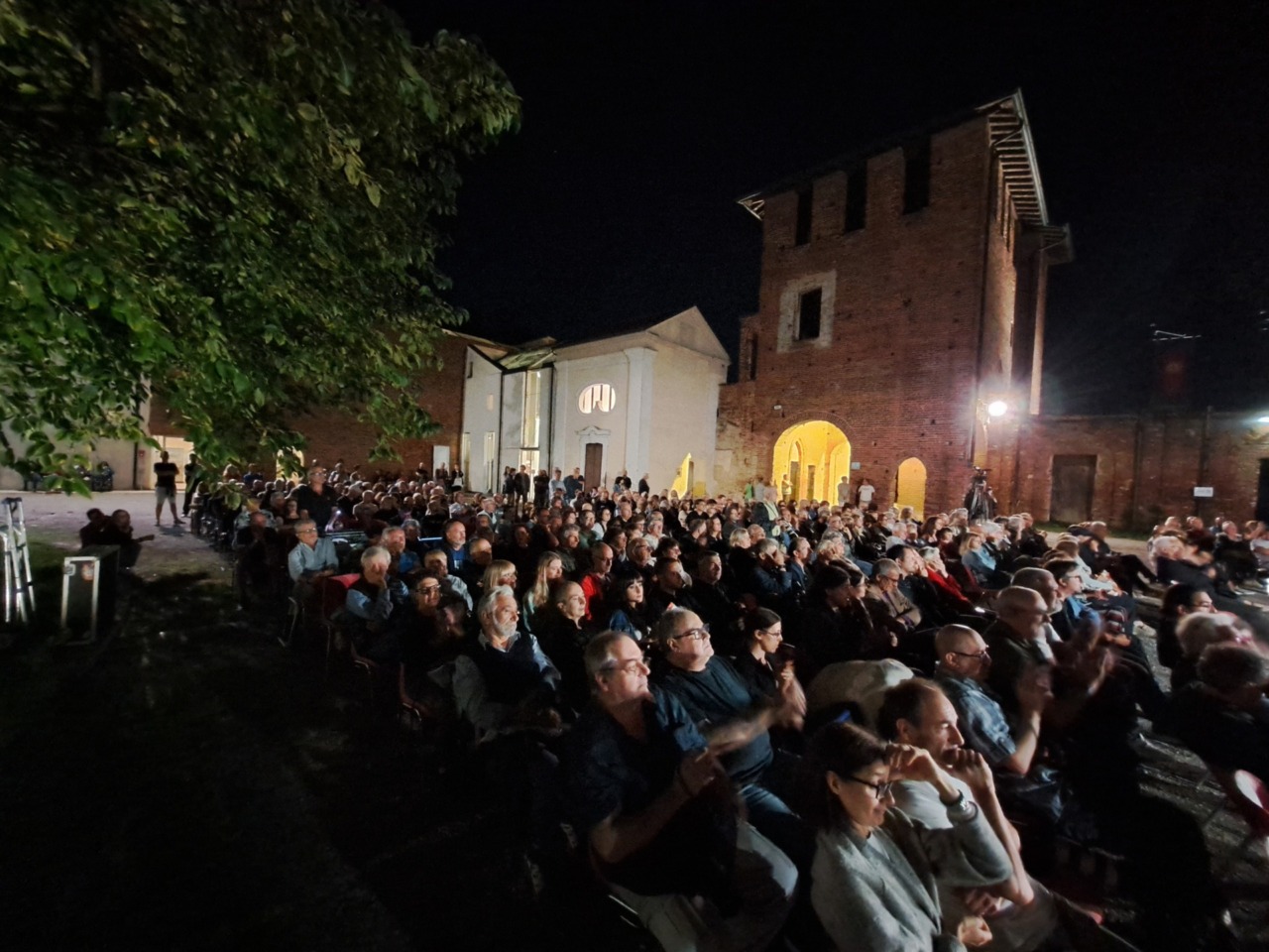 La Boney Fields Band accende il Castello facendo ballare tutti