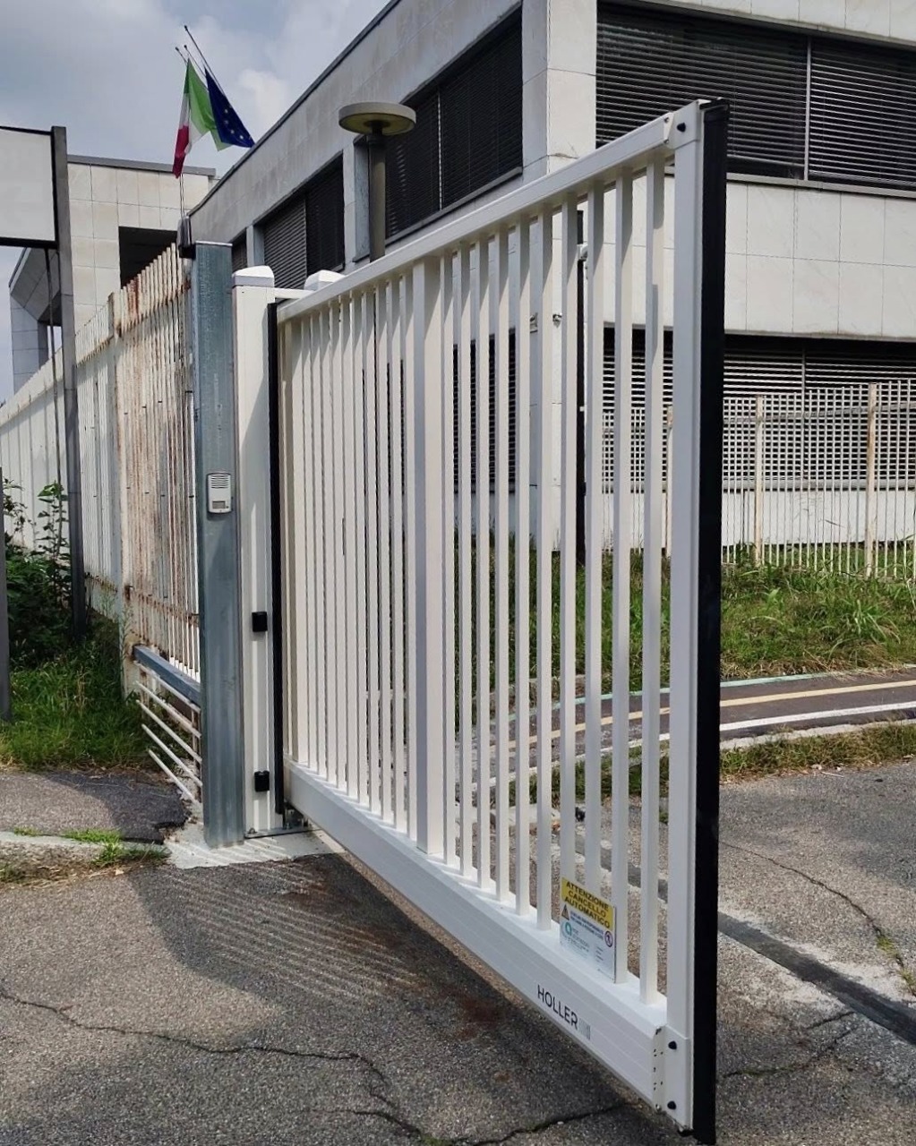 Sicurezza, installati nuovi cancelli lungo all’esterno dell’ospedale Fornaroli