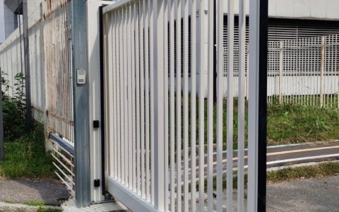 Sicurezza, installati nuovi cancelli lungo all’esterno dell’ospedale Fornaroli