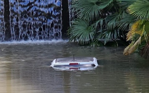 Maltempo in paese, auto sommersa nel sottopasso