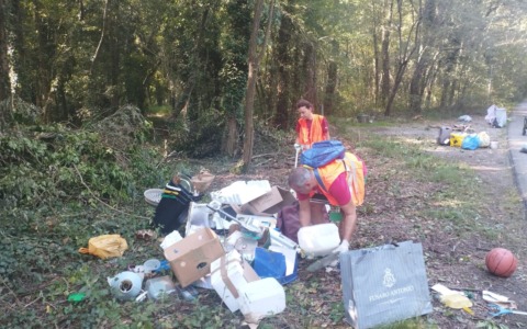 Volontari al lavoro per ripulire il Bosco del Rugareto
