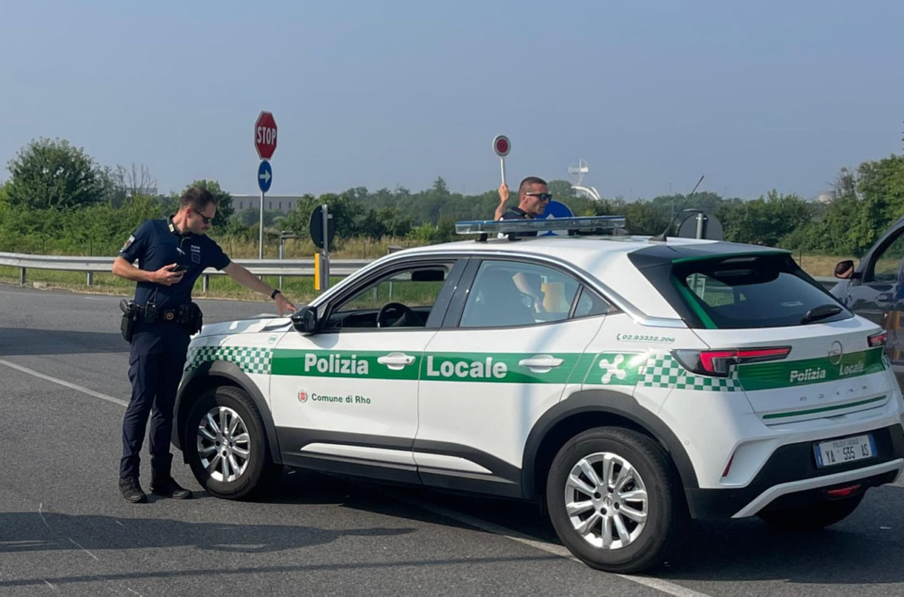 Cerca di bloccare le auto in transito sul Sempione, fermato dalla Polizia Locale
