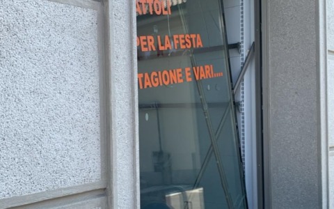 Due negozi assaltati in pieno centro cittadino