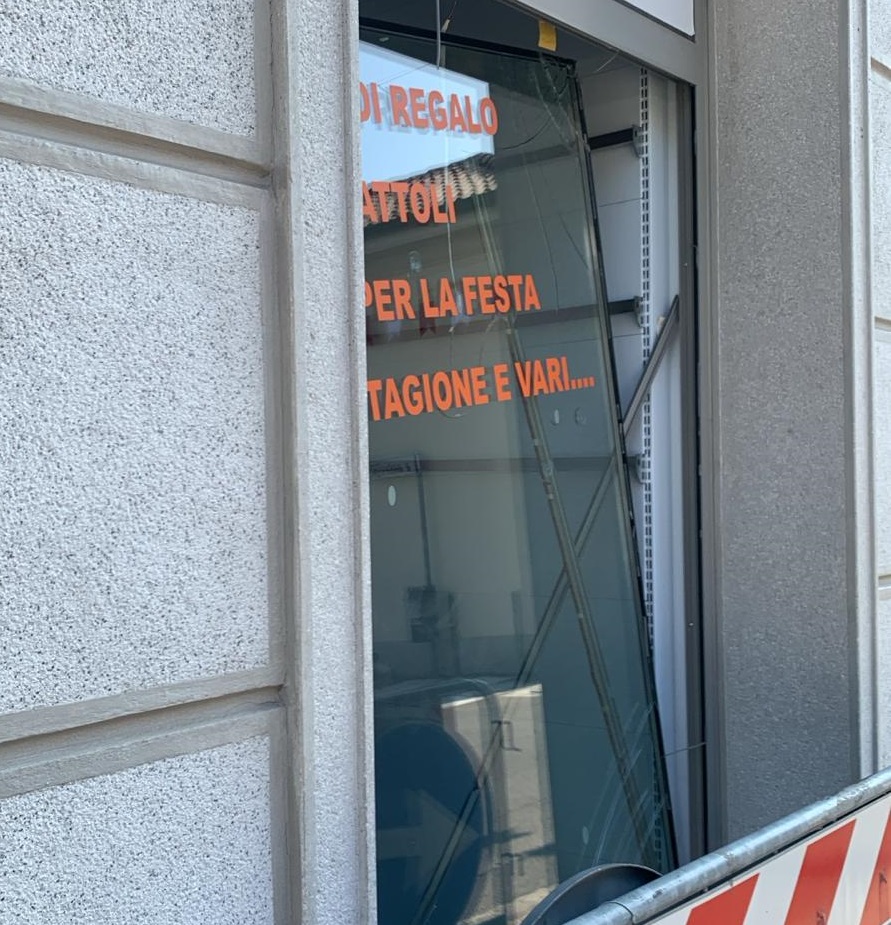 Due negozi assaltati in pieno centro cittadino