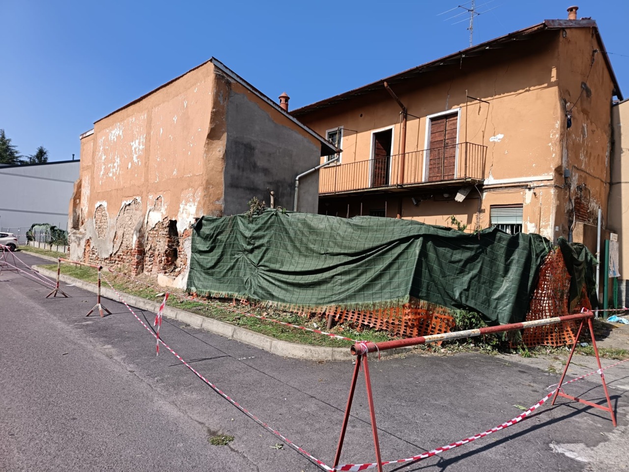 Parcheggio chiuso dopo il crollo dell’immobile