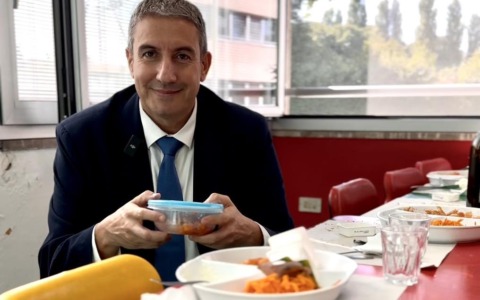 Zero sprechi con «RiCibiAmo Corbetta»: avviata la distribuzione gratuita ai cittadini degli alimenti avanzati dalle mense scolastiche