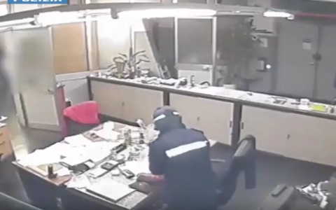 Si fingono agenti di Polizia e derubano un orafo: arrestate otto persone