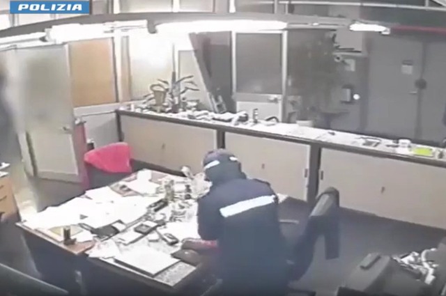 Si fingono agenti di Polizia e derubano un orafo: arrestate otto persone