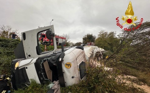 Finisce col camion in una scarpata: camionista trasporto in ospedale