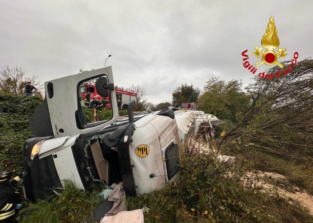 Finisce col camion in una scarpata: camionista trasporto in ospedale