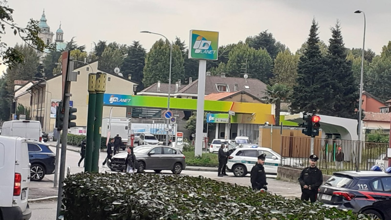 Scontro fra due auto all’incrocio: 56enne sotto shock