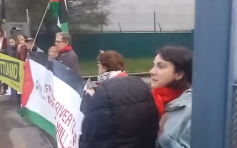 Attiviste bloccano i cancelli della Leonardo