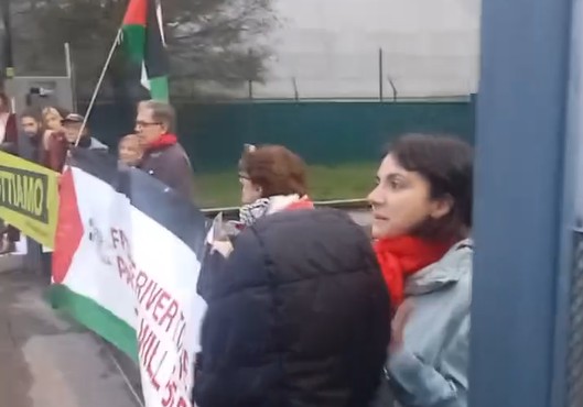 Attiviste bloccano i cancelli della Leonardo