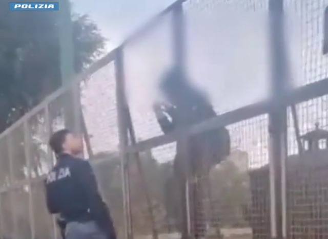 42enne minaccia di buttarsi da un cavalcavia: salvato dalla Polizia