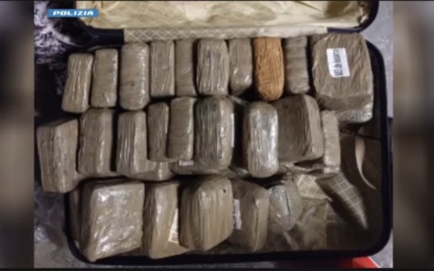 Nuovo blitz contro lo spaccio: due in manette e sequestro di 220 chili di hashish