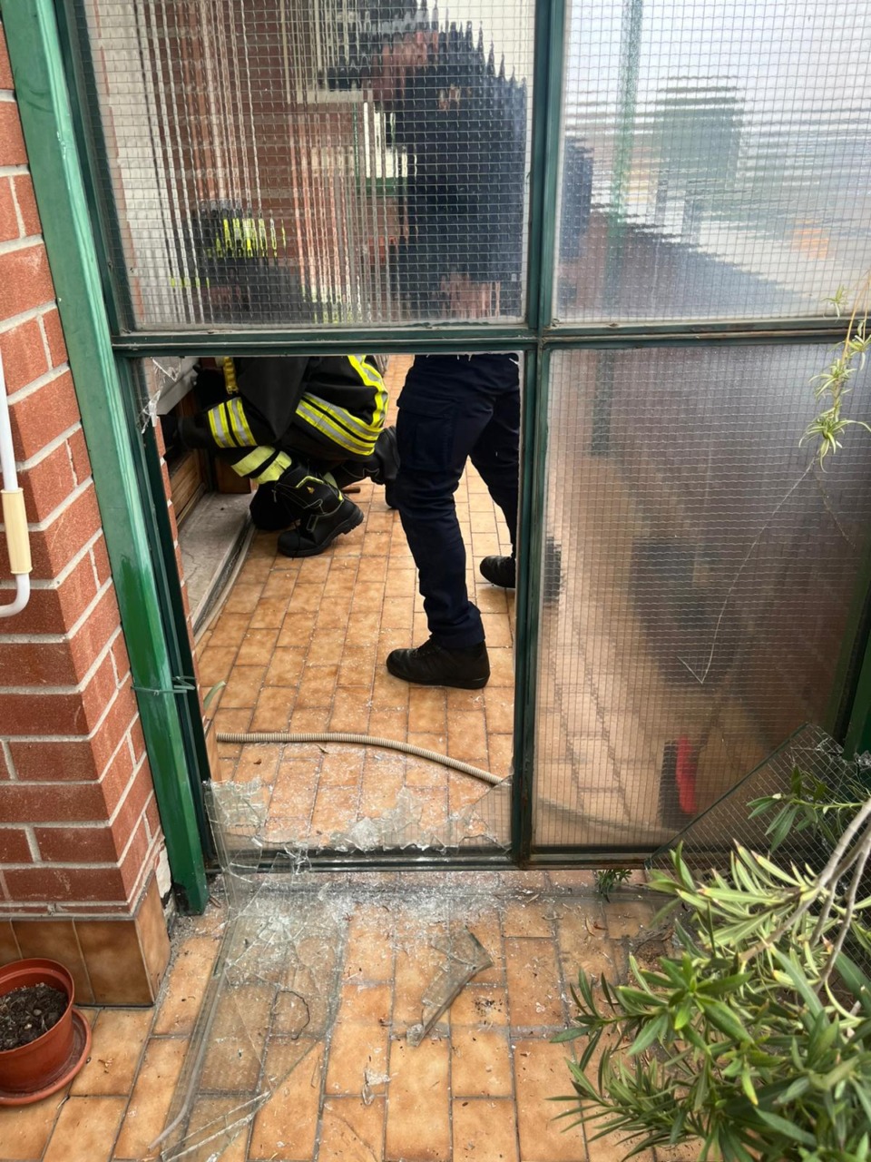 Anziano in preda ad un malore: i soccorritori rompono un vetro per entrare in casa
