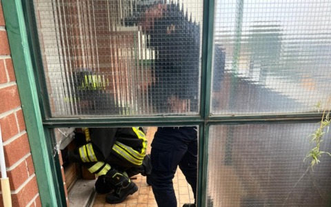 Anziano in preda ad un malore: i soccorritori rompono un vetro per entrare in casa