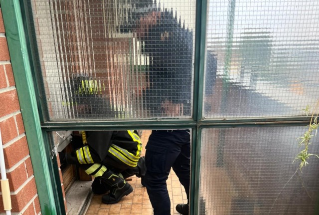 Anziano in preda ad un malore: i soccorritori rompono un vetro per entrare in casa