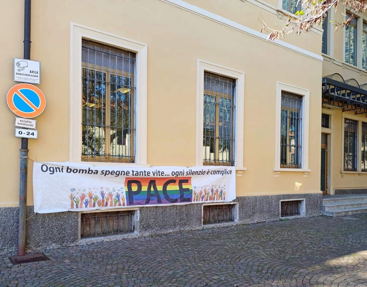 Lo striscione per la pace sul municipio