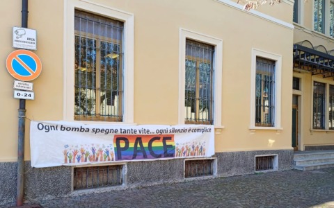 Lo striscione per la pace sul municipio