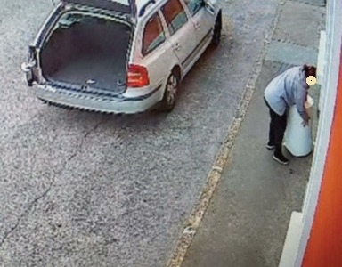 Abbandonano un boiler per strada: denunciati