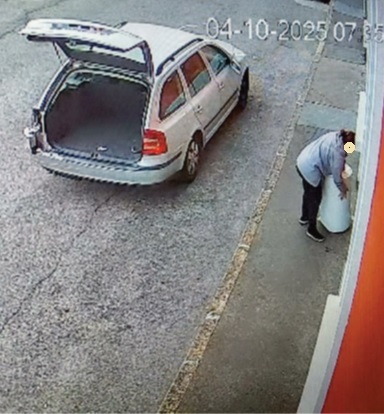 Abbandonano un boiler per strada: denunciati