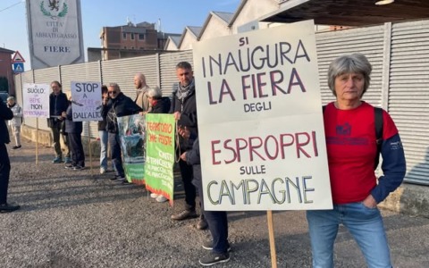 I No Tang manifestano all’inaugurazione della Fiera