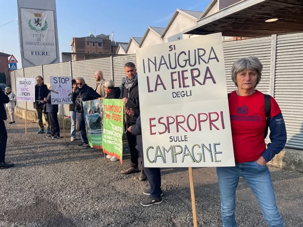 I No Tang manifestano all’inaugurazione della Fiera