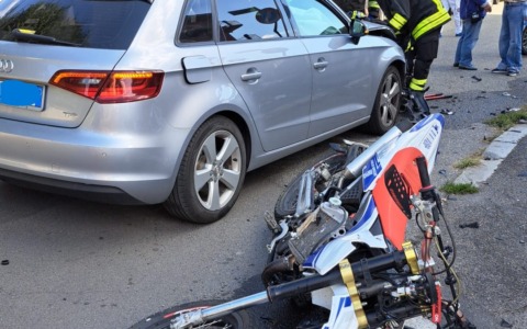 Scontro auto-moto: momenti di paura per un giovane biker