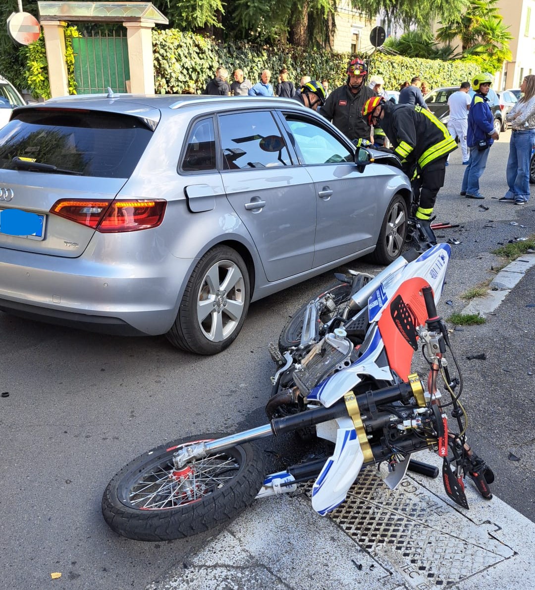 Scontro auto-moto: momenti di paura per un giovane biker