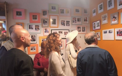 Inaugurato Il “Muretto di Fotografie Autografate di Marcela”