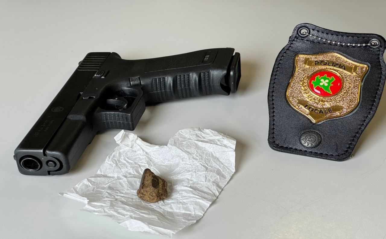 Fermato in auto con droga e pistola a salve