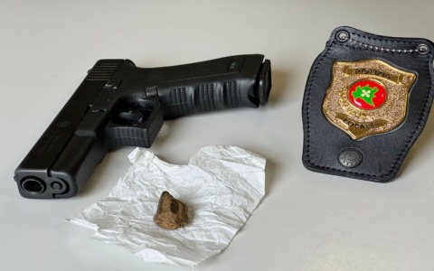 Fermato in auto con droga e pistola a salve