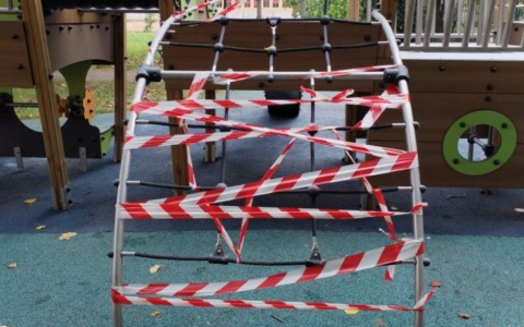 Nuovi vandalismi ai giochi del Parco di via Dalmazia