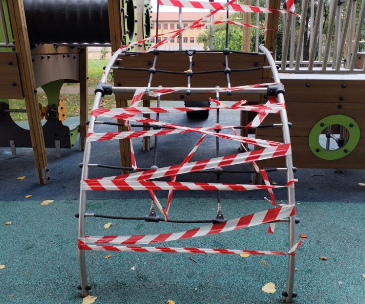 Nuovi vandalismi ai giochi del Parco di via Dalmazia